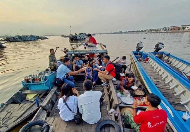 5 famous vietnam floating markets: southern vietnam's charming beauty