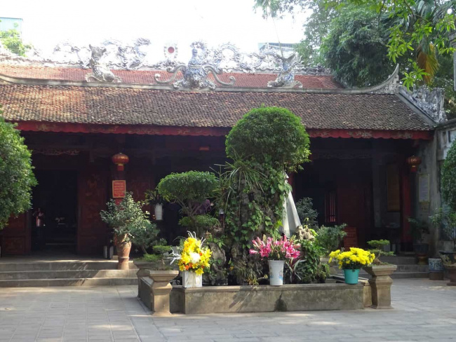 quan thanh temple - sacred temple of hanoi