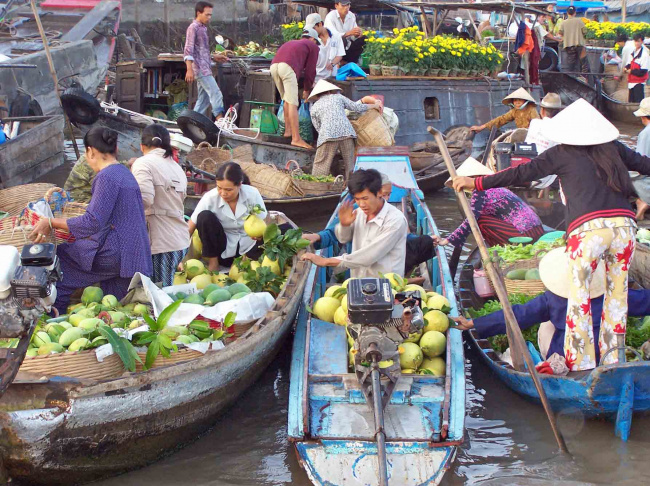 cai be floating market in tien giang: activities + shopping guide