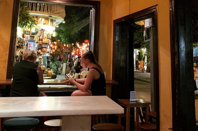 white marble wine bar: ideal for an enjoyable hoi an nightlife