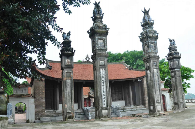 cycling to dong ngac ancient village in hanoi