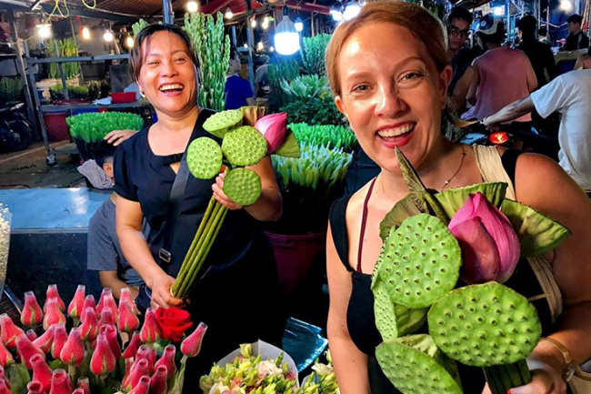 quang ba flower market in hanoi