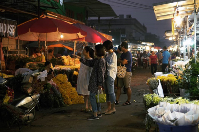 quang ba flower market in hanoi