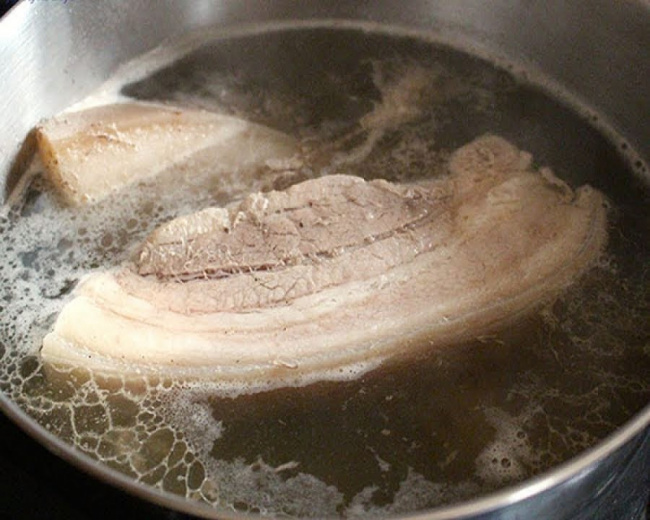 muốn thịt luộc thơm mềm không hôi, mẹ học ngay 4 cách luộc thịt đúng cho từng loại thịt