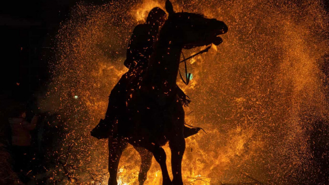 lễ hội cưỡi ngựa lao vào biển lửa