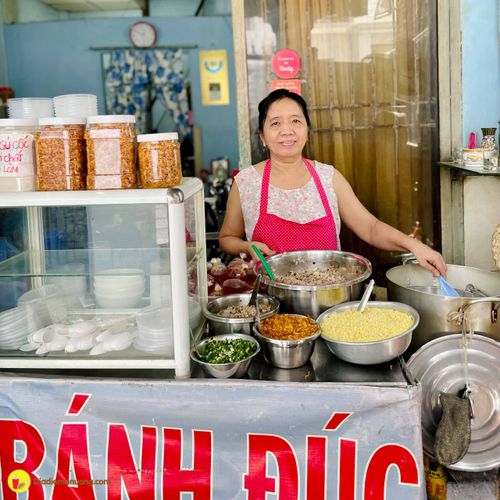 Tiệm BÁNH ĐÚC NÓNG HỔI VỪA THỔI VỪA ĂN trong con hẻm nhỏ ở Phú Nhuận