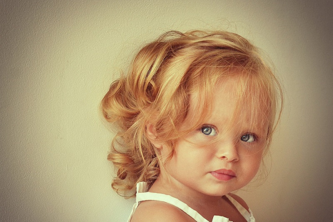 kiểu tóc, các kiểu tóc xoăn cho bé gái mà các mẹ không nên bỏ qua