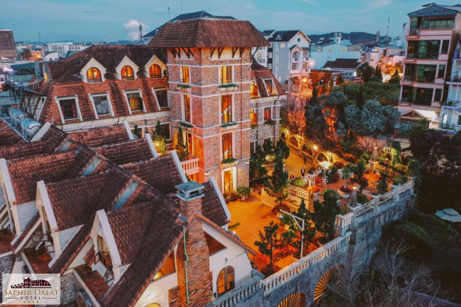 khách sạn saphir đà lạt – lâu đài cổ tích giữa thành phố mộng mơ