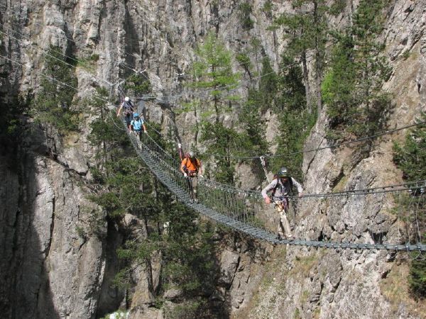 Top 8 cây cầu treo đáng sợ nhất thế giới - ALONGWALKER