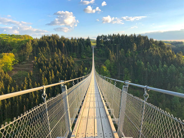 cầu treo trên thế giới, cầy treo nguy hiểm nhất, cầu treo đáng sợ nhất, cầu treo, cầu treo đẹp nhất, cầu treo dài nhất, top 8 cây cầu treo đáng sợ nhất thế giới