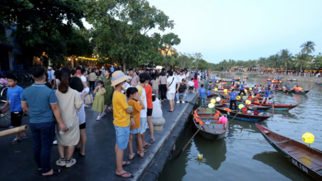 domestic passenger, hoi an, quang nam, tourists, tourists crowded weekend in hoi an