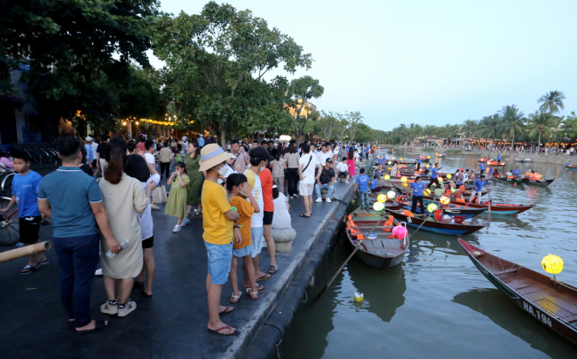 domestic passenger, hoi an, quang nam, tourists, tourists crowded weekend in hoi an