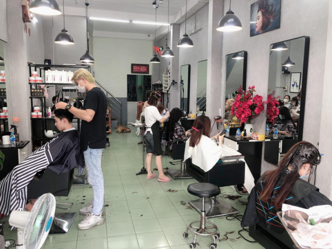 Bạn đang cần tìm một tiệm cắt tóc nam chất lượng tại Long Xuyên, An Giang? Hãy ghé thăm tiệm cắt tóc nam nổi tiếng tại địa chỉ nào! Với đội ngũ thợ tóc chuyên nghiệp và kinh nghiệm, tiệm cắt tóc nam này sẽ đáp ứng tốt nhất nhu cầu của bạn về kiểu tóc và phong cách đặc trưng.