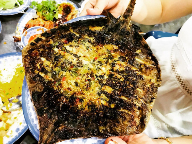cá đuối nướng nghệ – món ăn kì công của người huế