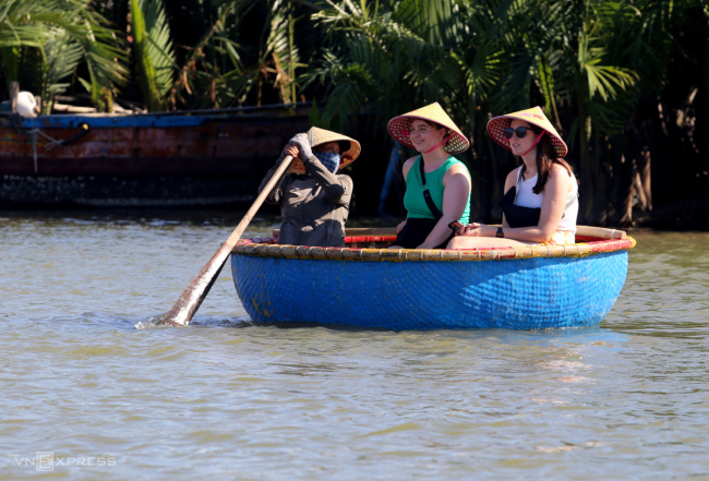 cam thanh coconut forest, hoi an, quang nam, cam thanh water coconut forest attracts tourists in the summer