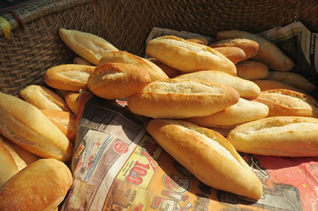 Ngon lạ bánh mì đặc ruột chợ Đông Ba