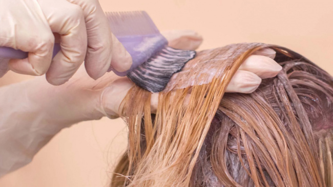 kiểu tóc, có nên làm ướt tóc trước khi nhuộm – màu nhuộm phù hợp khi tóc ướt