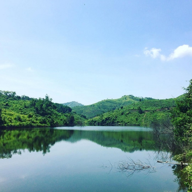 bac giang tourism, bac giang tourist spot, beautiful lake, cam son lake, why is the bac giang cam son lake tourist area likened to ‘ha long bay on the mountain’?