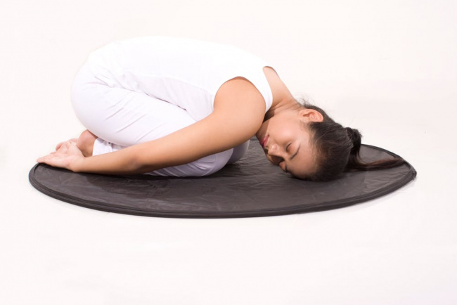 yoga phục hồi và yin: chúng giống và khác nhau như thế nào?