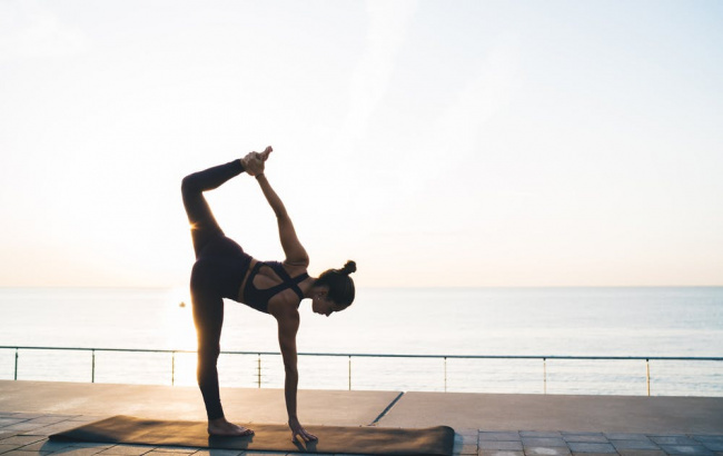 8 bài tập yoga đơn giản giúp giãn cơ đùi trước