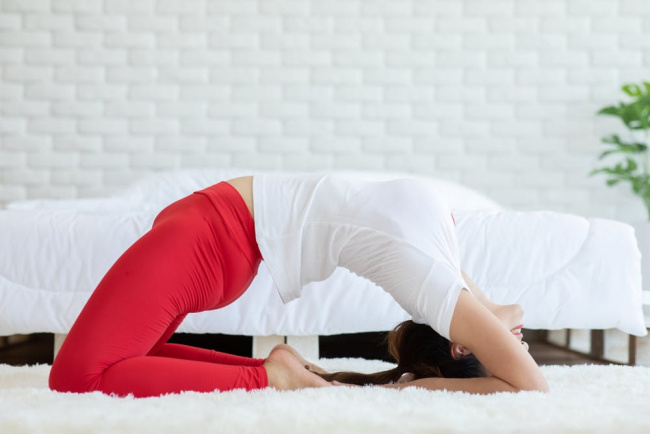 8 bài tập yoga đơn giản giúp giãn cơ đùi trước