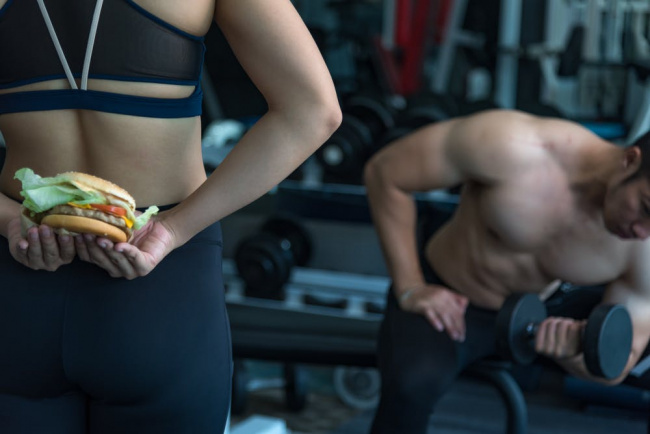 Những tác hại khôn lường mà axit béo bão hòa có thể gây ra trong phòng tập gym