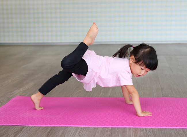 Hãy xem hình ảnh của lớp học yoga cho trẻ em và bạn sẽ hiểu tại sao yoga dành cho trẻ em là một sự lựa chọn thông minh. Những bài tập đơn giản như kéo cánh tay hay đứng tại tư thế cây trồng sẽ giúp trẻ em cải thiện sức khỏe và sự tập trung. Ngoài ra, trẻ em cũng có thể tham gia vào những trò chơi chăm sóc sức khỏe với yoga.