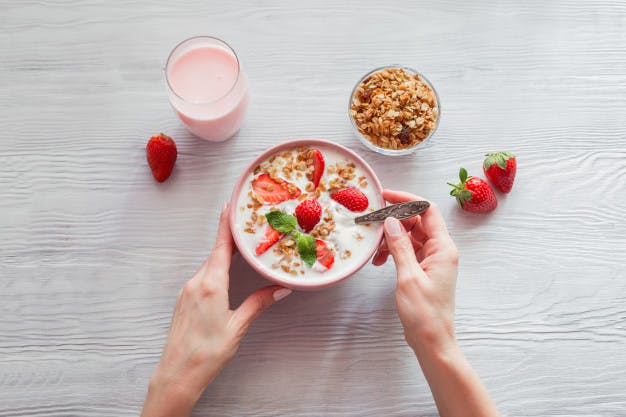 sữa chua hy lạp và sữa chua thông thường: loại nào bổ dưỡng hơn?
