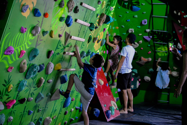 leo núi trong nhà cho trẻ em: hoạt động vừa giải trí vừa mang lại nhiều lợi ích