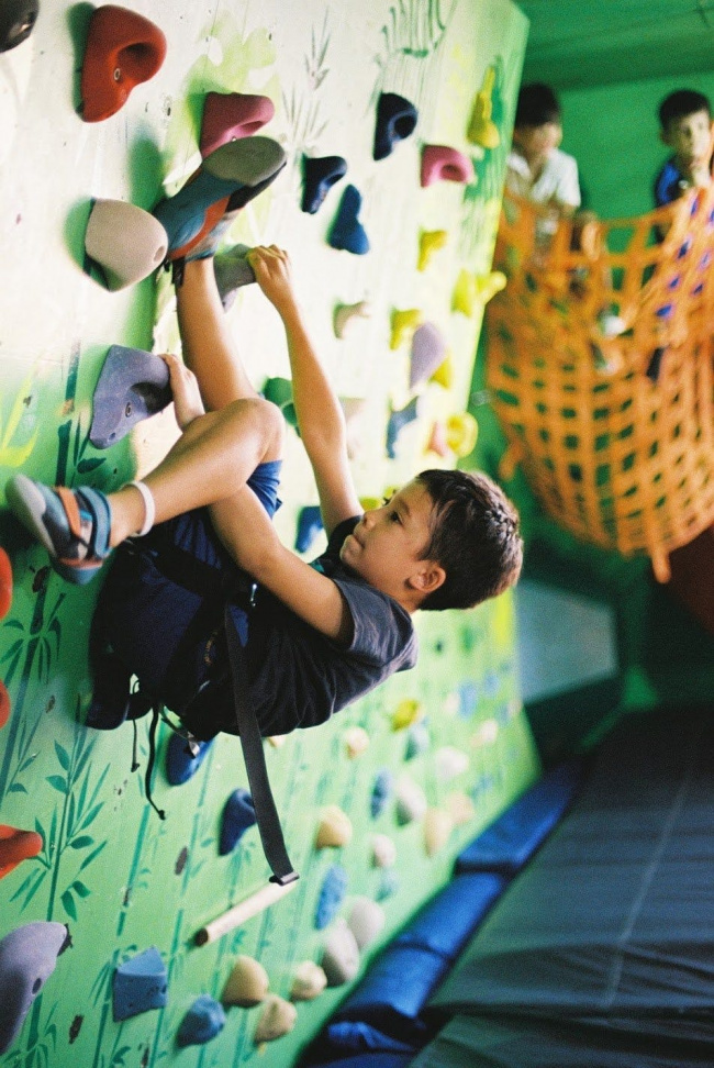 leo núi trong nhà cho trẻ em: hoạt động vừa giải trí vừa mang lại nhiều lợi ích