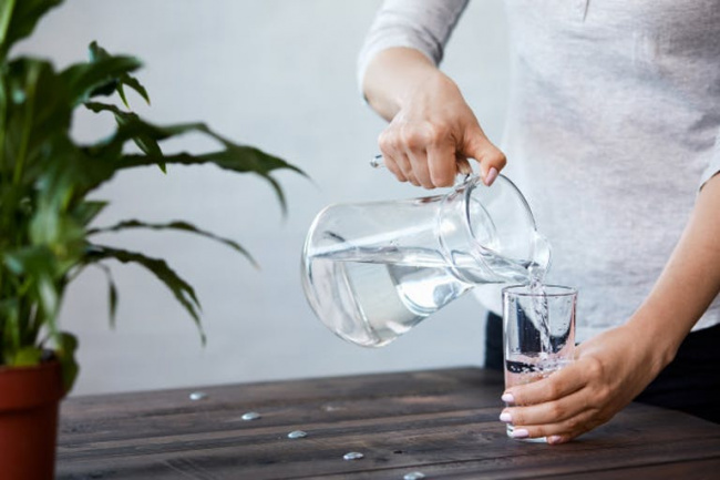 Pini ujë për të humbur peshë: përdorni ujë për të hequr qafe yndyrën e tepërt