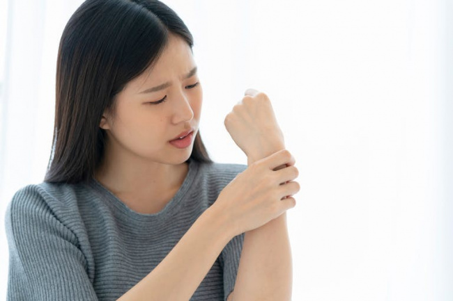 đau cổ tay khi chơi cầu lông: nguyên nhân và cách điều trị