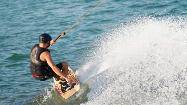 thỏa sức “thách thức giới hạn” với wakeboarding