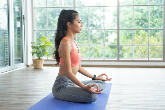 tư thế ngồi xếp bằng trong yoga và 5 lợi ích bất ngờ