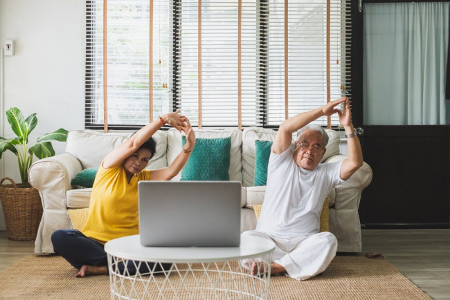 mách bạn 8 bài tập yoga tốt nhất cho người cao tuổi