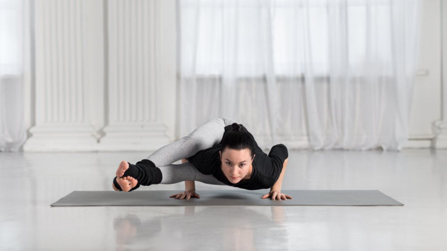 thách thức mọi giới hạn với tư thế tám góc trong yoga