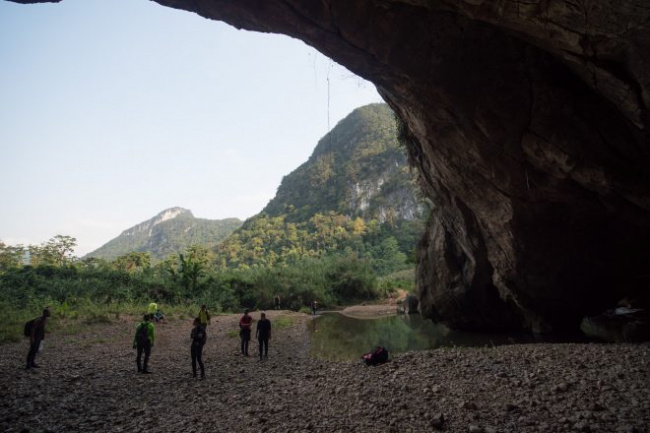 camping inside hang en, the world’s 3rd biggest cave