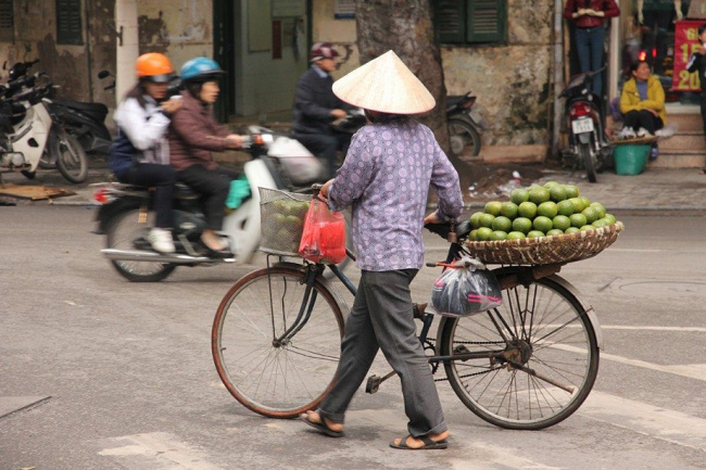first impressions of vietnam: holy *&^$£, so many motorbikes!