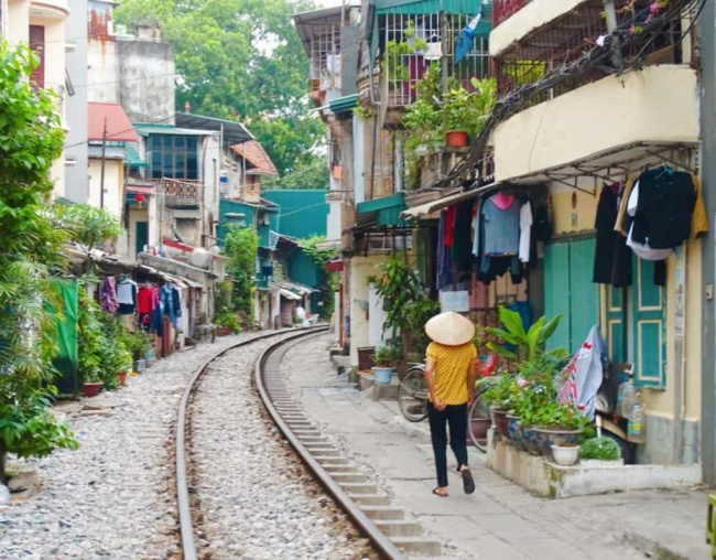 vietnam, hanoi train street: a complete guide to visiting