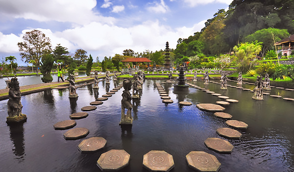 Cung điện nước Tirta gangga Bali - ALONGWALKER