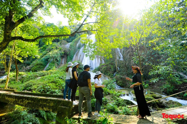 admire the beauty, the chairman of the board of directors, the cooperative, the cultural life, the mountainous region, the natural beauty, the spirit, discover the beautiful and charming ta nang waterfall in the middle of the son la mountains