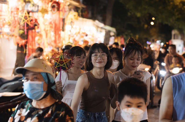 hang ma street, hanoi, mid-autumn festival, photo: the center of hanoi begins to be filled with the mid-autumn festival atmosphere
