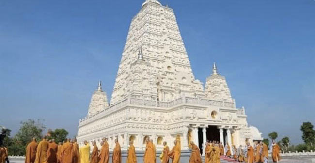 thiền viện trúc lâm chánh giác – ngôi chùa có góc view “ấn độ” tại tiền giang