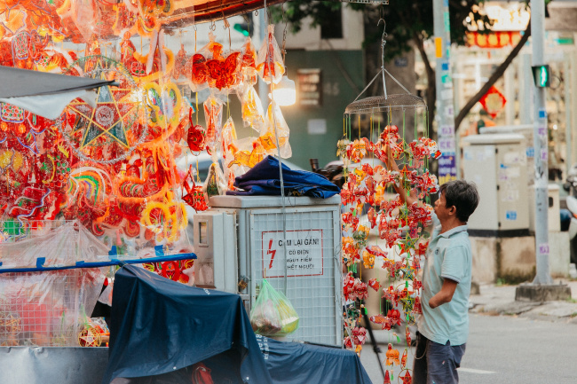 hang ma street, lantern street, luong nhu hoc, mid-autumn festival, traditional crafts, photo: the largest lantern street in ho chi minh city brilliantly welcomes people on the occasion of the mid-autumn festival
