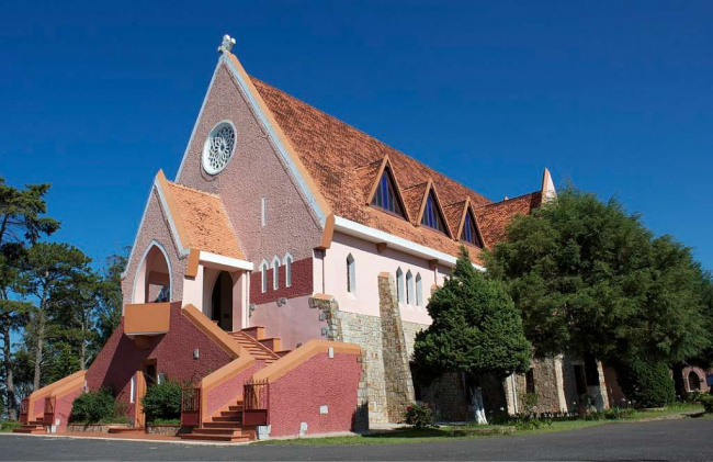 top 5 nhà thờ đà lạt thu hút khách du lịch