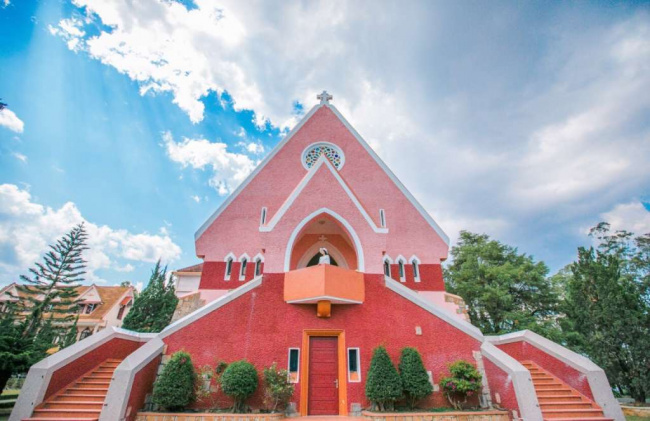 top 5 nhà thờ đà lạt thu hút khách du lịch