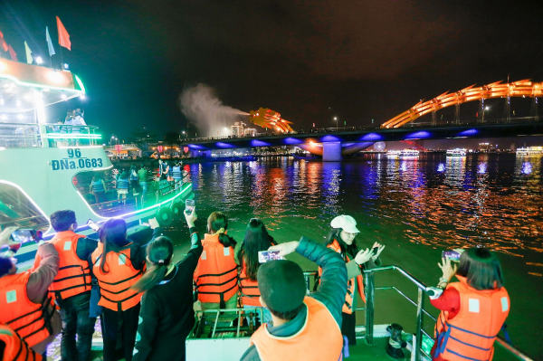 du thuyền đà nẵng trên sông hàn: ngắm nhìn cảnh đẹp về đêm