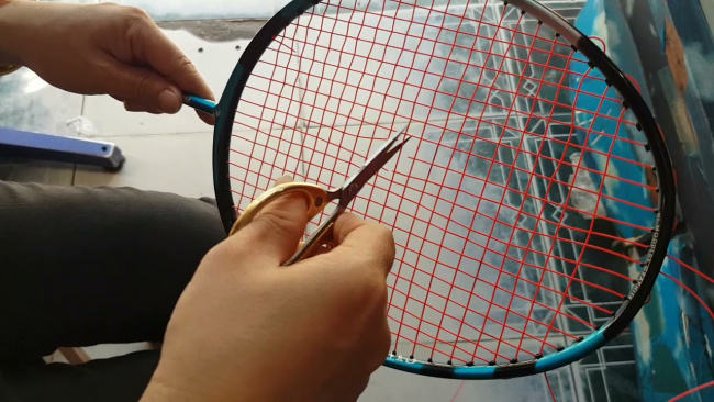 bật mí những cách sửa vợt cầu lông khi bị đứt dây