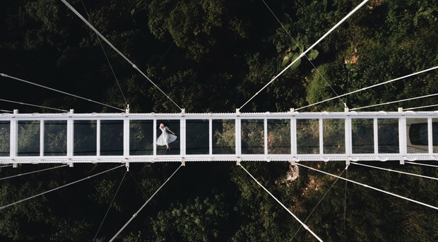 bach long glass bridge, glass bridge, glass bridge in moc chau, moc chau tourism, photography angle, world record, satisfied with the world’s longest and majestic pedestrian glass bridge between the mountains and forests of vietnam