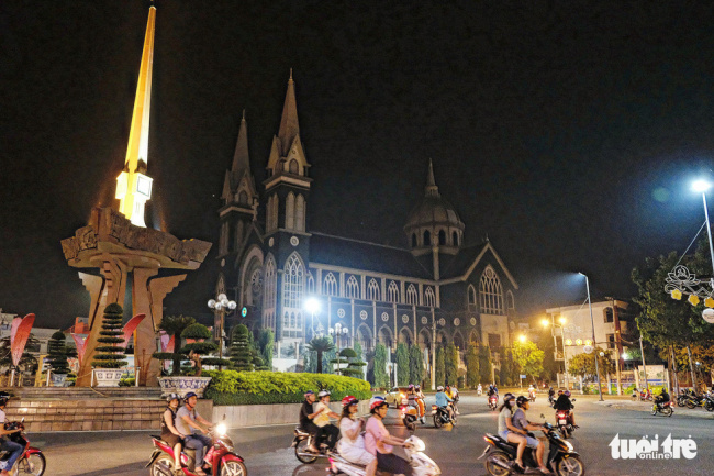 ho chi minh city, ride a motorbike, travel, 9 tourist attractions near ho chi minh city, convenient for a relaxing 2-9 vacation